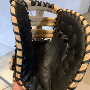 2023 Wilson RH First Base A2000 1679 Baseball Glove 12.5" (Used)