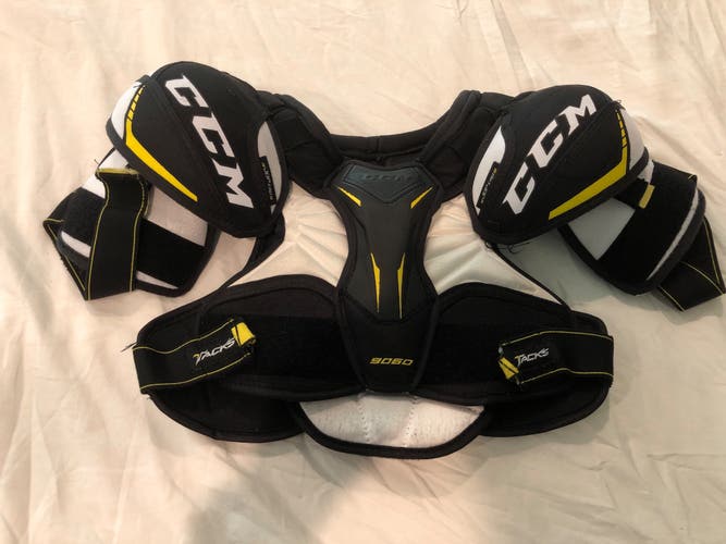 Medium Junior CCM Tacks 9060 Shoulder Pads (Used)