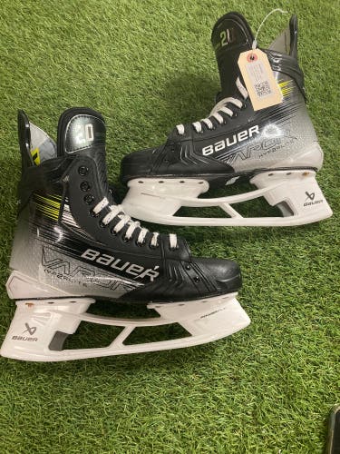 Senior Bauer Vapor Hyperlite 2 Hockey Skates Regular Width 8.5 (Used)