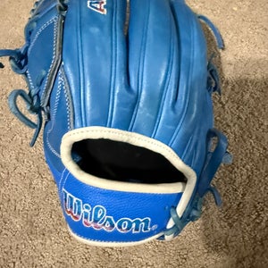 2023 Wilson LH Pitcher's A2000 B2 Baseball Glove 12" *Autism Speaks Limited Edition* 12" (Used)