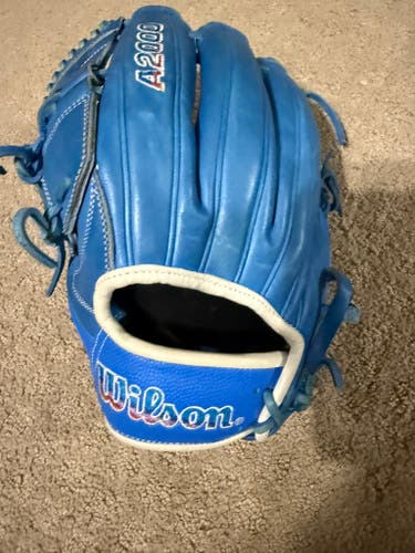 2023 Wilson LH Pitcher's A2000 B2 Baseball Glove 12" *Autism Speaks Limited Edition* 12" (Used)