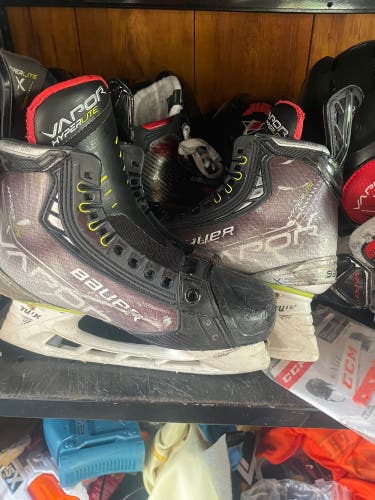 2021 Bauer Vapor Hyperlite Hockey Skates Regular Width Size 4 (Used)