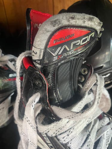 2023 Bauer Vapor 3X Hockey Skates Regular Width Size 2.5 (Used)