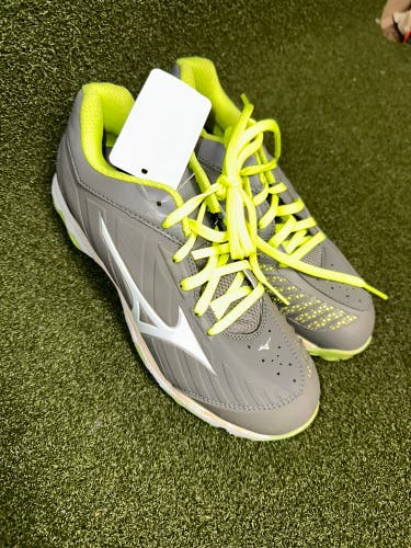 Mizuno ADV 3 Metal Cleats: Woman's 8.5 (9573)