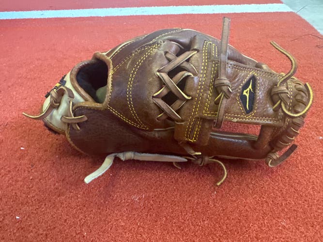 Mizuno Classic Pro Soft RH Baseball Glove 11.75" (Used)