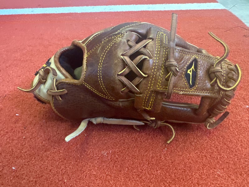 Mizuno Classic Pro Soft RH Baseball Glove 11.75" (Used)