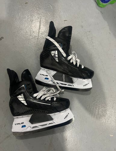 True Pro Custom Hockey Skates Size 7.5 (Used)