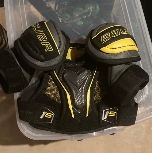 Medium Youth Bauer Supreme 1S Shoulder Pads (Used)