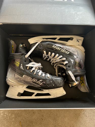 2025 Bauer Vapor Hyperlite 2 Hockey Skates Regular Width Pro Stock 8.5 (Used)