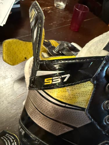 2020 Bauer Supreme S37 Hockey Skates Regular Width Size 4 (Used)