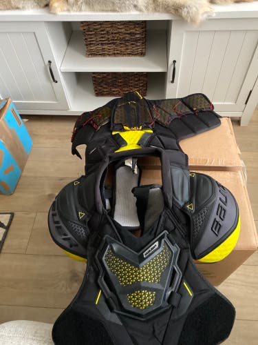 Men's Large Senior Bauer Supreme Ultrasonic Shoulder Pads Pro Stock (Used)
