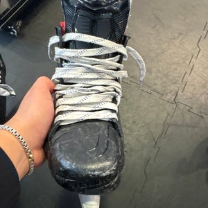 2023 Bauer Vapor X5 Pro Hockey Skates Regular Width 6 (Used)