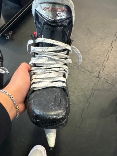 2023 Bauer Vapor X5 Pro Hockey Skates Regular Width 6 (Used)