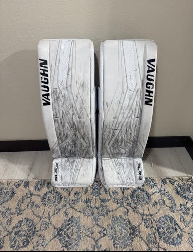 35" Vaughn SLR3 Pro Carbon Goalie Leg Pads (Used)
