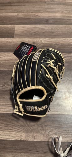 2025 Wilson A2000 RH Pitcher's Baseball Glove 12" (New)