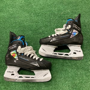 Senior True Catalyst 7X4 Hockey Skates Regular Width 8.5 (Used)