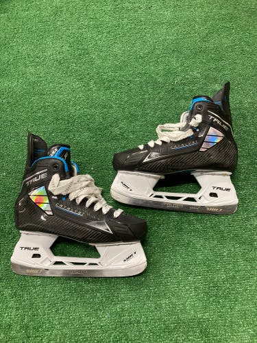 Senior True Catalyst 7X4 Hockey Skates Regular Width 8.5 (Used)