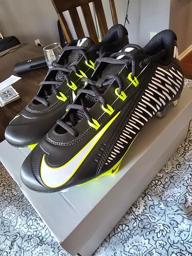 Men's Size M 7.5 (W 8.5) Nike Low Top Molded Cleats (New)