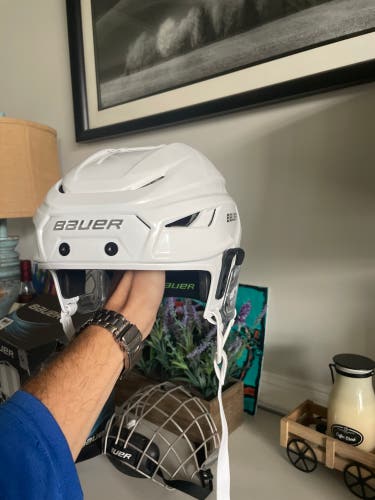 Medium Bauer Hyperlite Helmet (New)