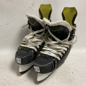 Used CCM SUPER TACKS 9370 Intermediate Hockey Skate Intermediate 5.5 11855-S000191609