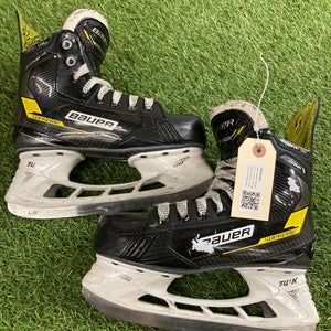Intermediate Bauer S22 Supreme Comp (SMU) Hockey Skates Extra Wide Width Size 4 (Used)