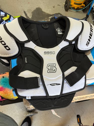 Medium Senior Sher-Wood 9950 Shoulder Pads (Used)