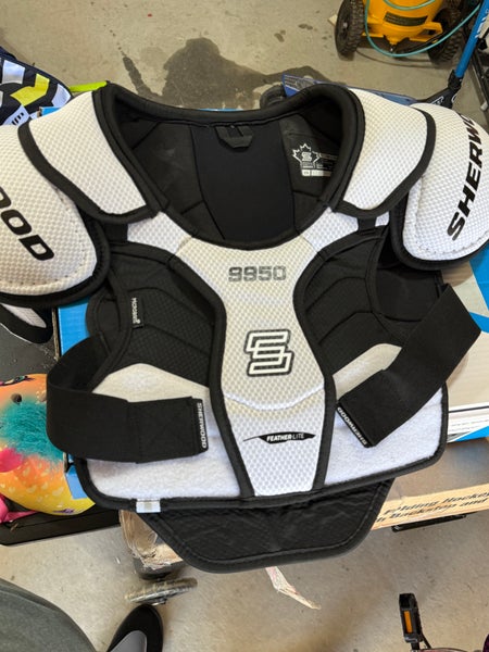 Medium Senior Sher-Wood 9950 Shoulder Pads (Used)