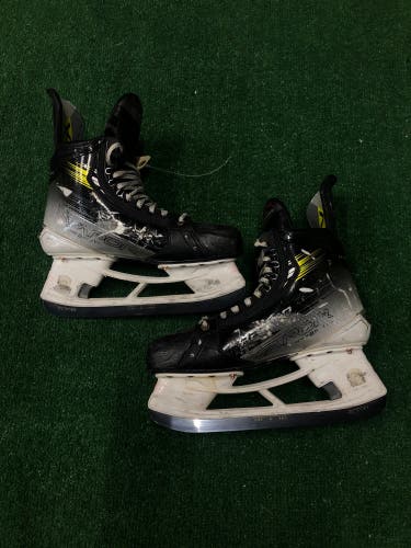 Senior Bauer Vapor Hyperlite 2 Hockey Skates Regular Width 10.5 (Used)