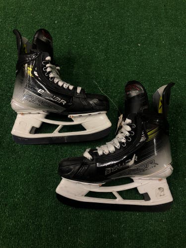 Intermediate Bauer Vapor Hyperlite 2 Hockey Skates 6 (Used)