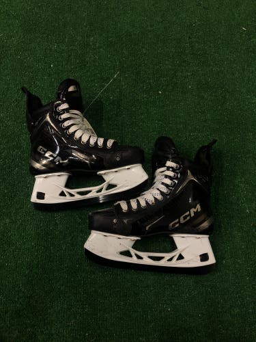 Intermediate CCM Tacks XF Pro Hockey Skates Regular Width Size 4 (Used)