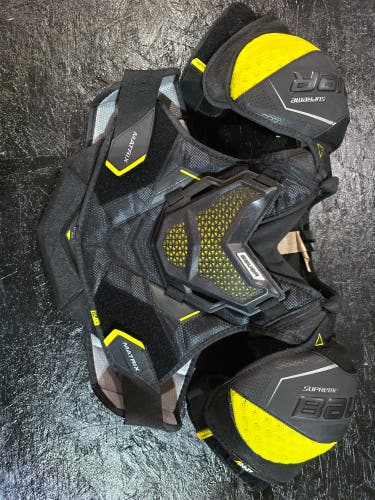 Men's Large Senior Bauer Supreme Matrix Shoulder Pads (Used)