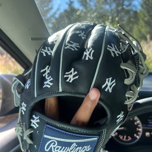 2025 Rawlings Heart of the Hide (NY YANKEES) Infield Baseball Glove 11.75" (New) (limited edition)