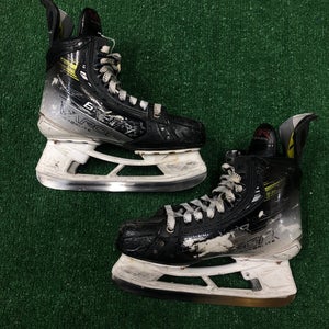 Intermediate Bauer Vapor Hyperlite 2 Hockey Skates Size 5 (Used)