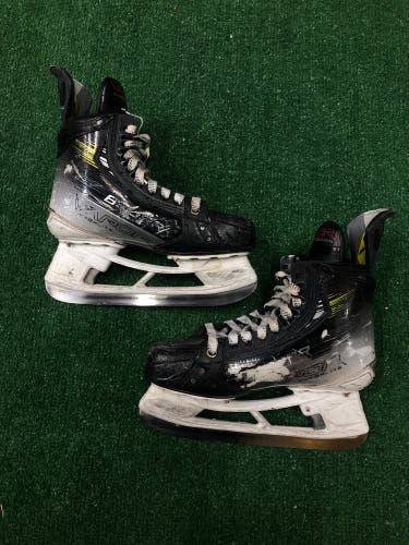 Intermediate Bauer Vapor Hyperlite 2 Hockey Skates Size 5 (Used)