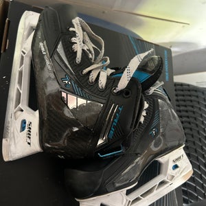 True TF9 Hockey Goalie Skates Regular Width Size 2.5 (Used)