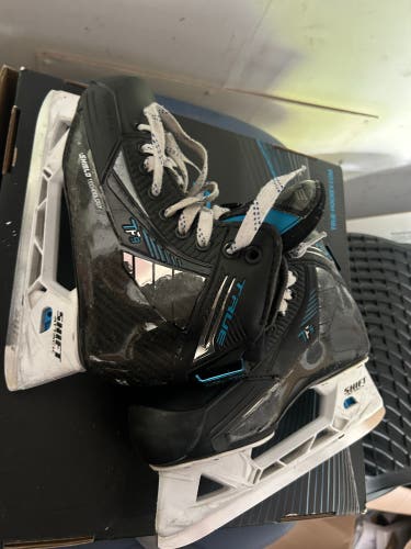 True TF9 Hockey Goalie Skates Regular Width Size 2.5 (Used)