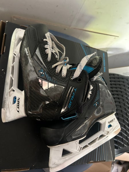 True TF9 Hockey Goalie Skates Regular Width Size 2.5 (Used)