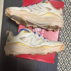 White Women's Size M 8.5 (W 9.5) New Balance Low Top Molded Cleats (Used)