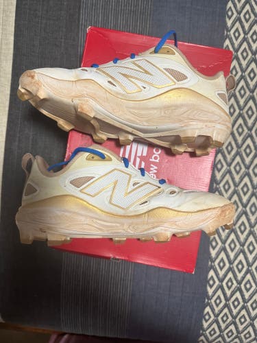 White Women's Size M 8.5 (W 9.5) New Balance Low Top Molded Cleats (Used)