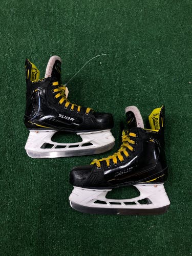 Intermediate Bauer Supreme M4 Hockey Skates Size 4 (Used)