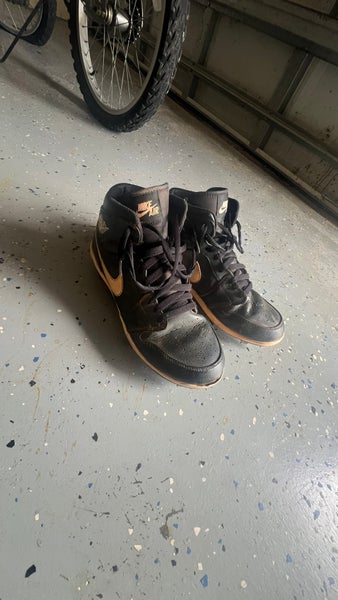 Black Men's Size M 10.0 (W 11.0) Adult Air Jordan High Top Metal (Used)