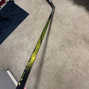 Intermediate Bauer Vapor Hyperlite 2 Right Handed Hockey Stick P92 (New)