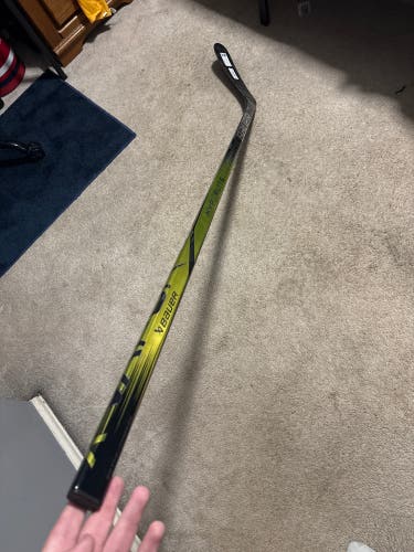 Intermediate Bauer Vapor Hyperlite 2 Right Handed Hockey Stick P92 (New)
