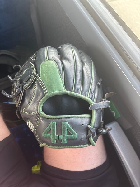 2024 44 Pro Signature Series LH Pitcher's Baseball Glove 11" (Used)