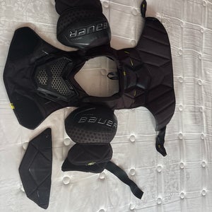 Men's Medium Junior Bauer Supreme 3S Pro Shoulder Pads (Used)