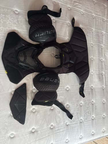 Men's Medium Junior Bauer Supreme 3S Pro Shoulder Pads (Used)