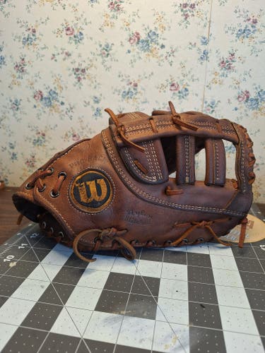 Wilson RH First Base A2800 Baseball Glove 12" (Used)