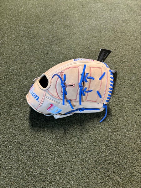 2025 Wilson A2000 RH Pitcher's Baseball Glove 12" (New)