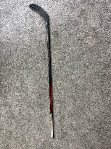 Junior Bauer Vapor Hyperlite Right Handed Hockey Stick P28 (Used)