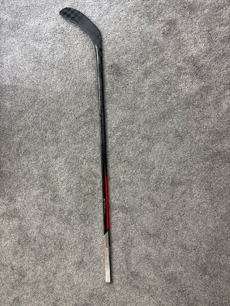 Junior Bauer Vapor Hyperlite Right Handed Hockey Stick P28 (Used)
